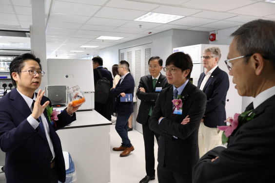 一眾嘉賓參觀「香港賽馬會環球衞生研究院」全球總部及實驗室。
 
